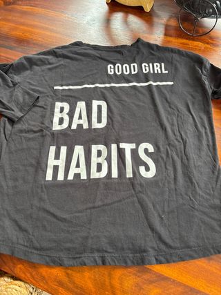 Camiseta manga larga negra con texto