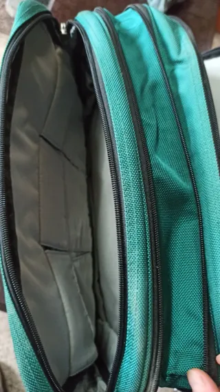 Maletín verde con bandolera