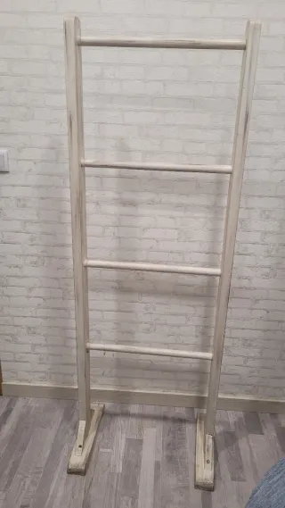 Toallero de pie tipo Escalera en madera.