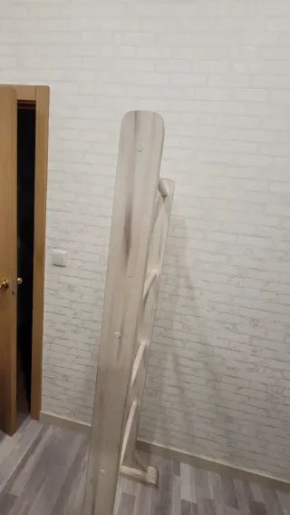 Toallero de pie tipo Escalera en madera.