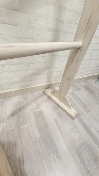 Toallero de pie tipo Escalera en madera.
