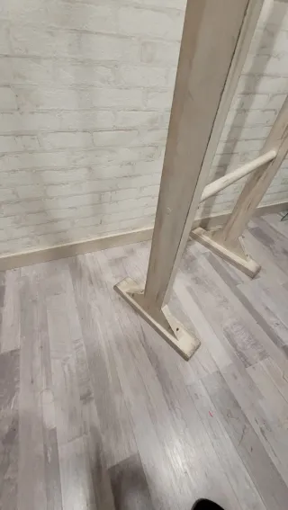 Toallero de pie tipo Escalera en madera.