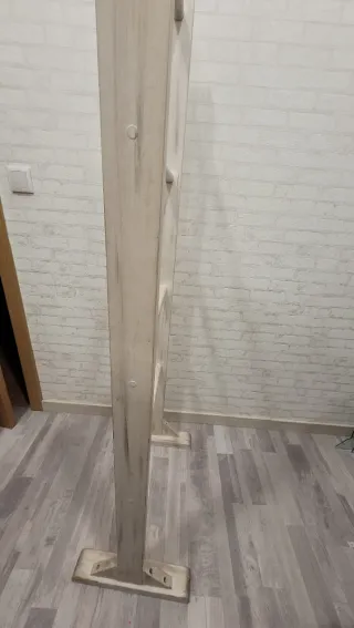 Toallero de pie tipo Escalera en madera.