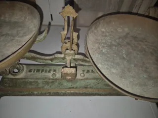 Balanza antigua de latón y hierro