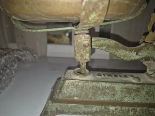 Balanza antigua de latón y hierro