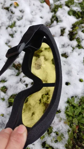 Gafas de esquí negras con lente amarilla