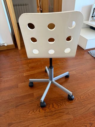 Silla de escritorio blanca con ruedas