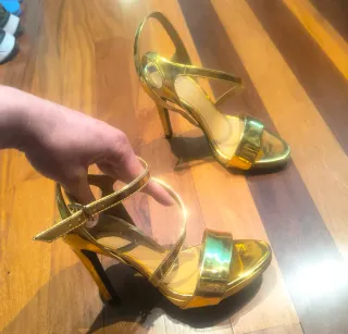 Sandalias de tacón doradas Zara