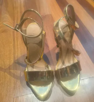 Sandalias de tacón doradas Zara