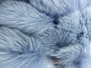 Abrigo de piel Nelsy Chelala de color azul cerúleo