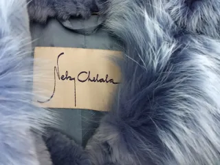 Abrigo de piel Nelsy Chelala de color azul cerúleo