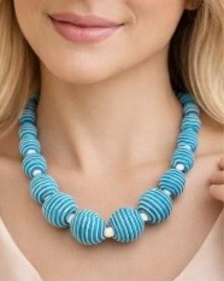 Collana fatta a mano azzurra e bianca