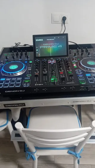 SE VENDE DENON PRIME 4 CON CAJA    1800 NEGOCIABLE