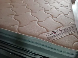 Colchón viscoelástico y somier con patas