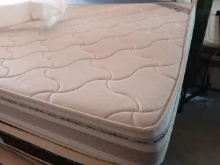 Colchón viscoelástico y somier con patas