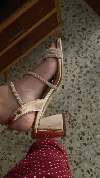 Sandalias Dona tacón bajo doradas