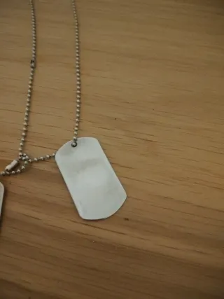 Chapas militares y cadena