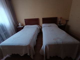 2 Camas 90x189 con Cabeceros y Mesillas