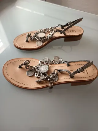 Sandalias planas con abalorios y tacón 2cm