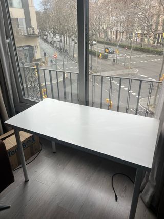 Escritorio blanco y madera para estudio