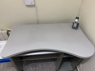 Mesa de ordenador gris