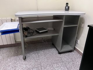 Mesa de ordenador gris