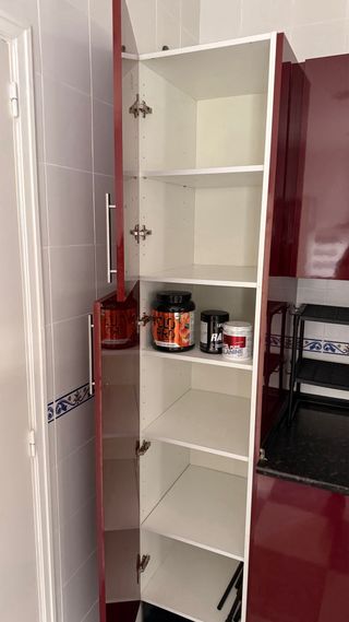 Cocina amueblada roja y blanca