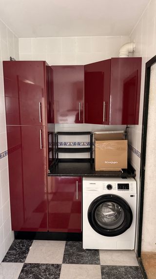 Cocina amueblada roja y blanca