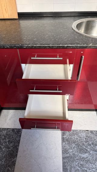 Cocina amueblada roja y blanca