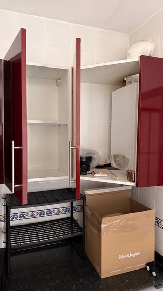 Cocina amueblada roja y blanca