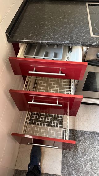 Cocina amueblada roja y blanca