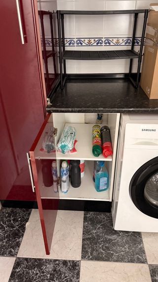 Cocina amueblada roja y blanca