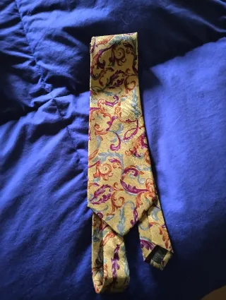 Corbata Loewe dorada con estampado floral