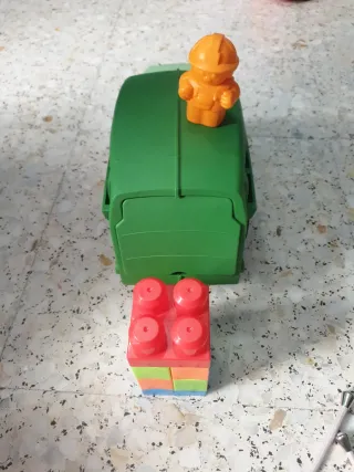 Camión de basura verde y claro