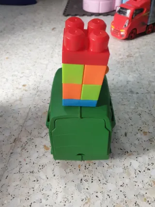 Camión de basura verde y claro