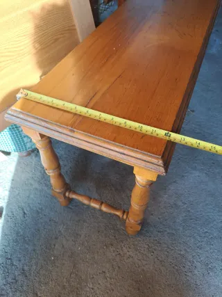 Banco de madera con cojín verde