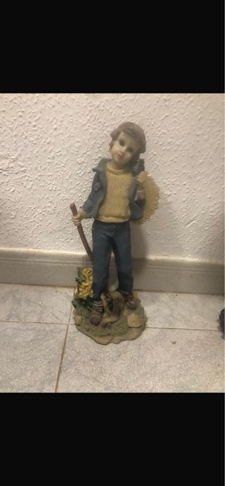 Figura niño con sombrero y bastón