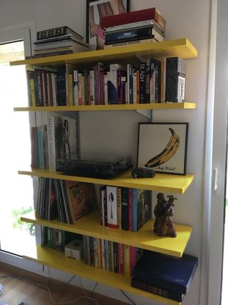 Estantería de madera y metal.