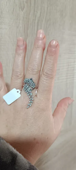 Anillo ajustable con diseño de hoja y circonitas