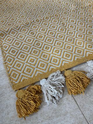 Alfombra geométrica amarilla y blanca