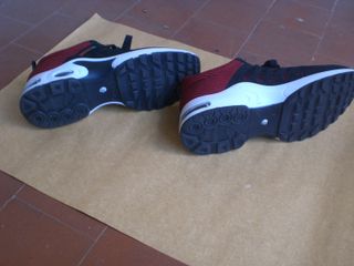 Zapatillas deportivas negras y rojas