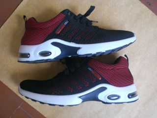 Zapatillas deportivas negras y rojas