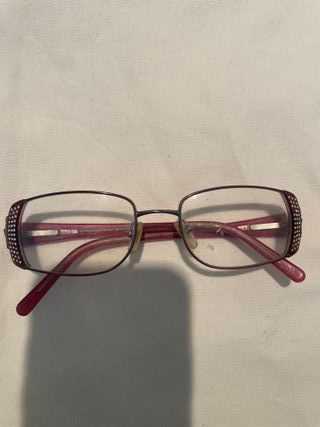 Gafas de vista rojas y plateadas