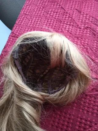 Peluca rizada negra y rubia