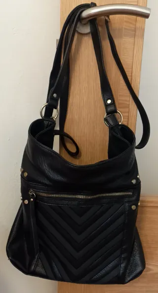 Bolso negro con tachuelas