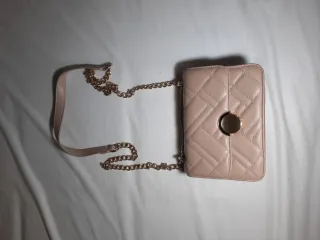 Bolso rosa con cadena dorada