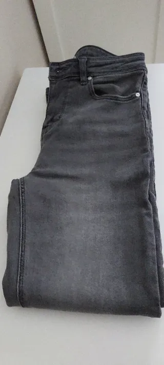 Jeans grises desgastados