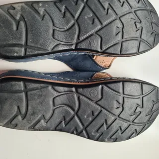 Sandalias azules con flores