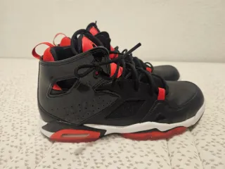 Zapatillas Jordan Negras y Rojas