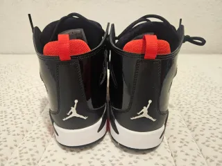 Zapatillas Jordan Negras y Rojas